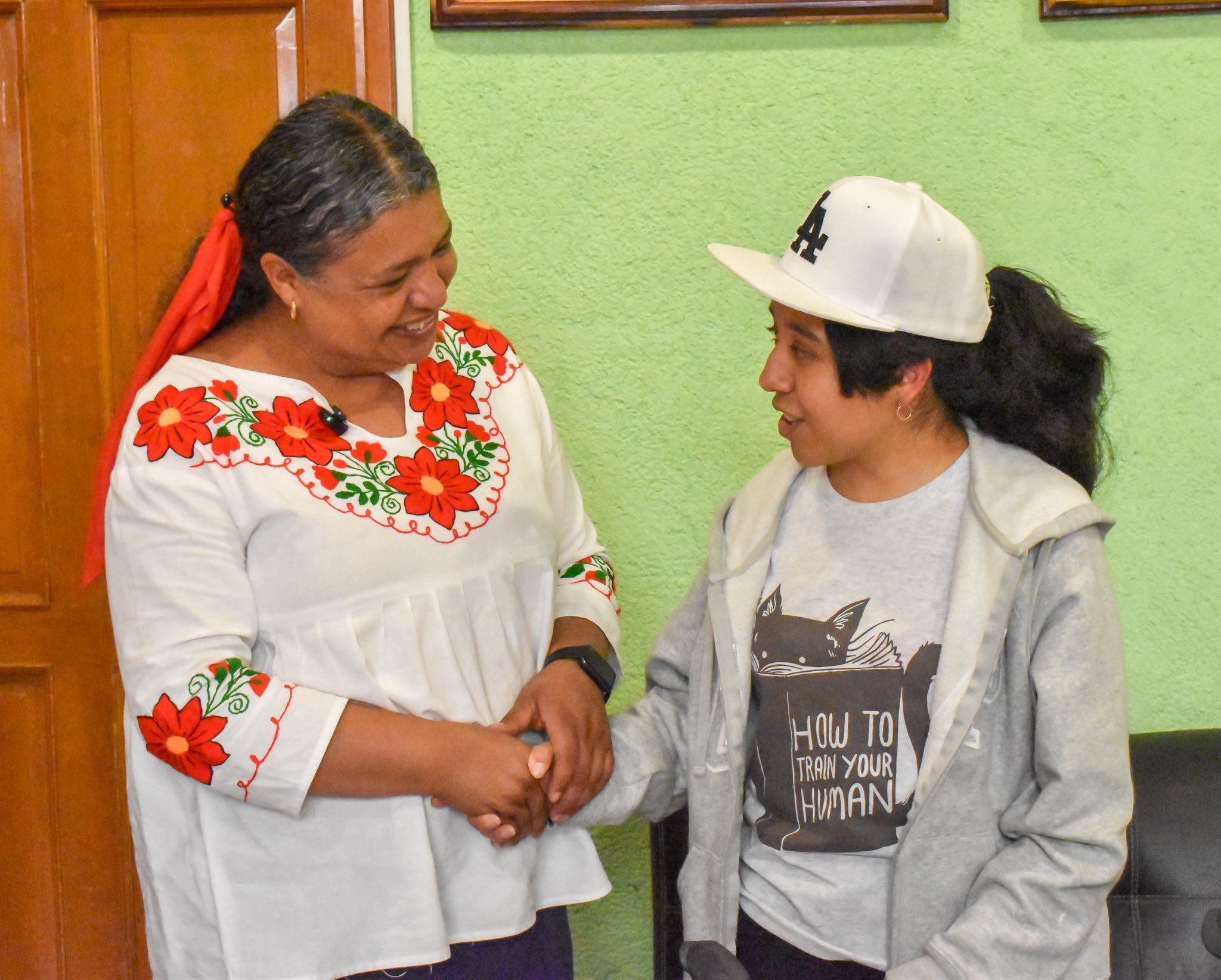 Entrega alcaldesa de Apan apoyo funcional a ciudadana para mejorar su movilidad  