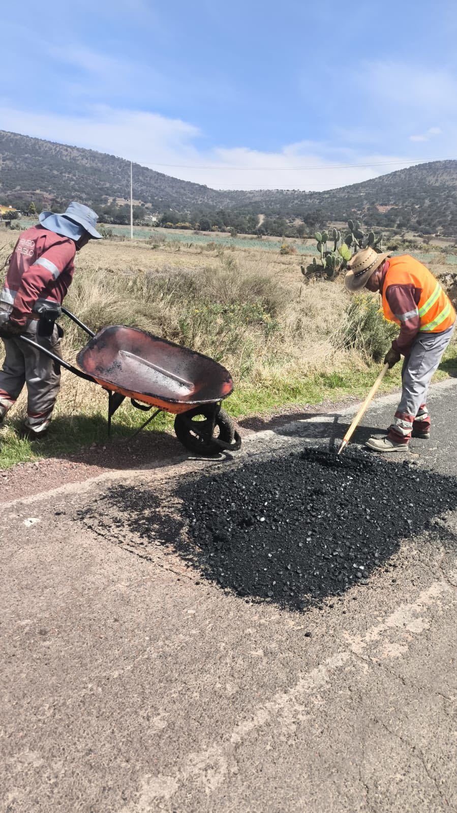 Continúan trabajos de bacheo en la carretera Apan–Santa Cruz 