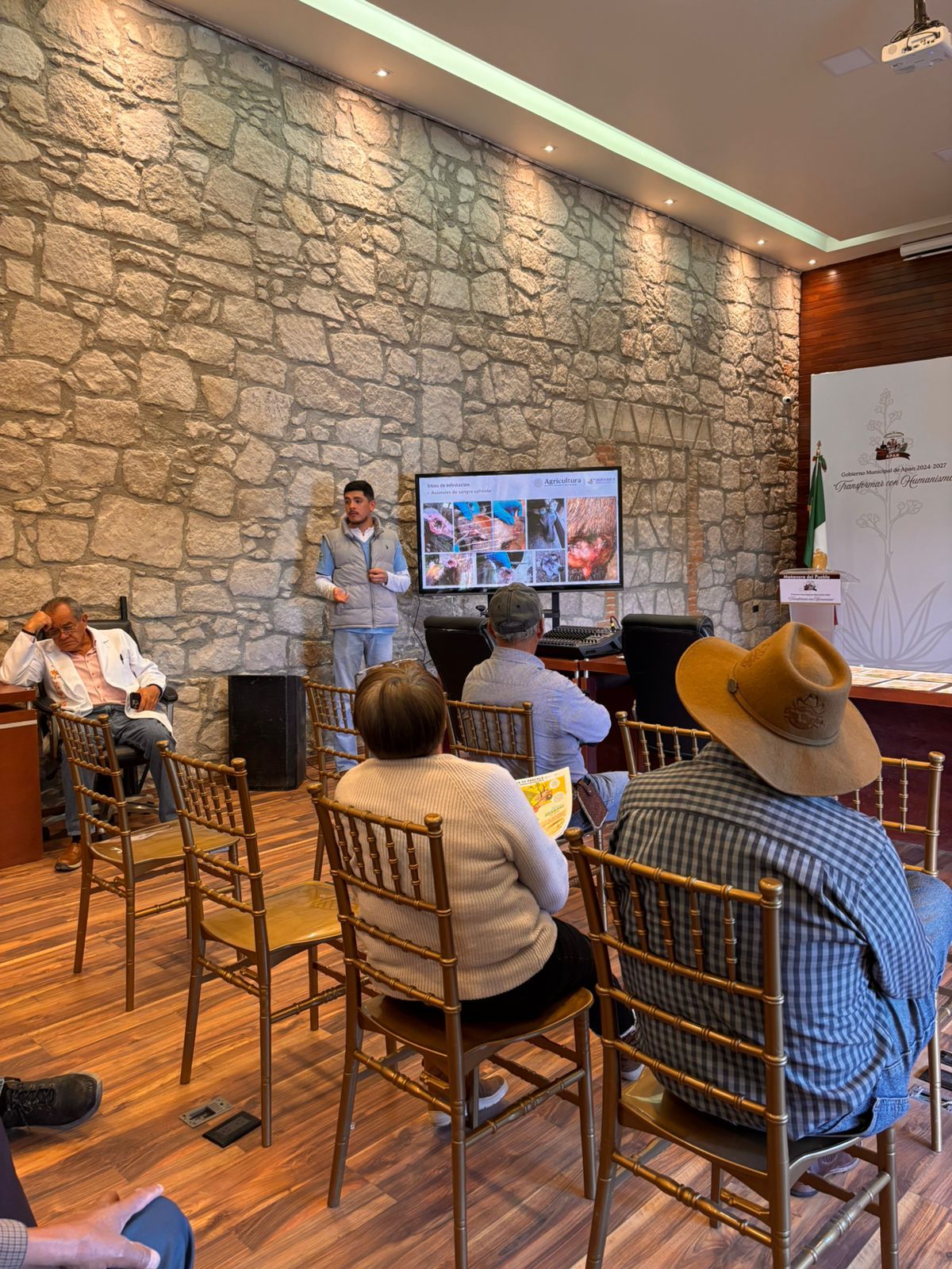 Fortalece Gobierno Municipal de Apan coordinación con comisariados ejidales para impulsar al campo