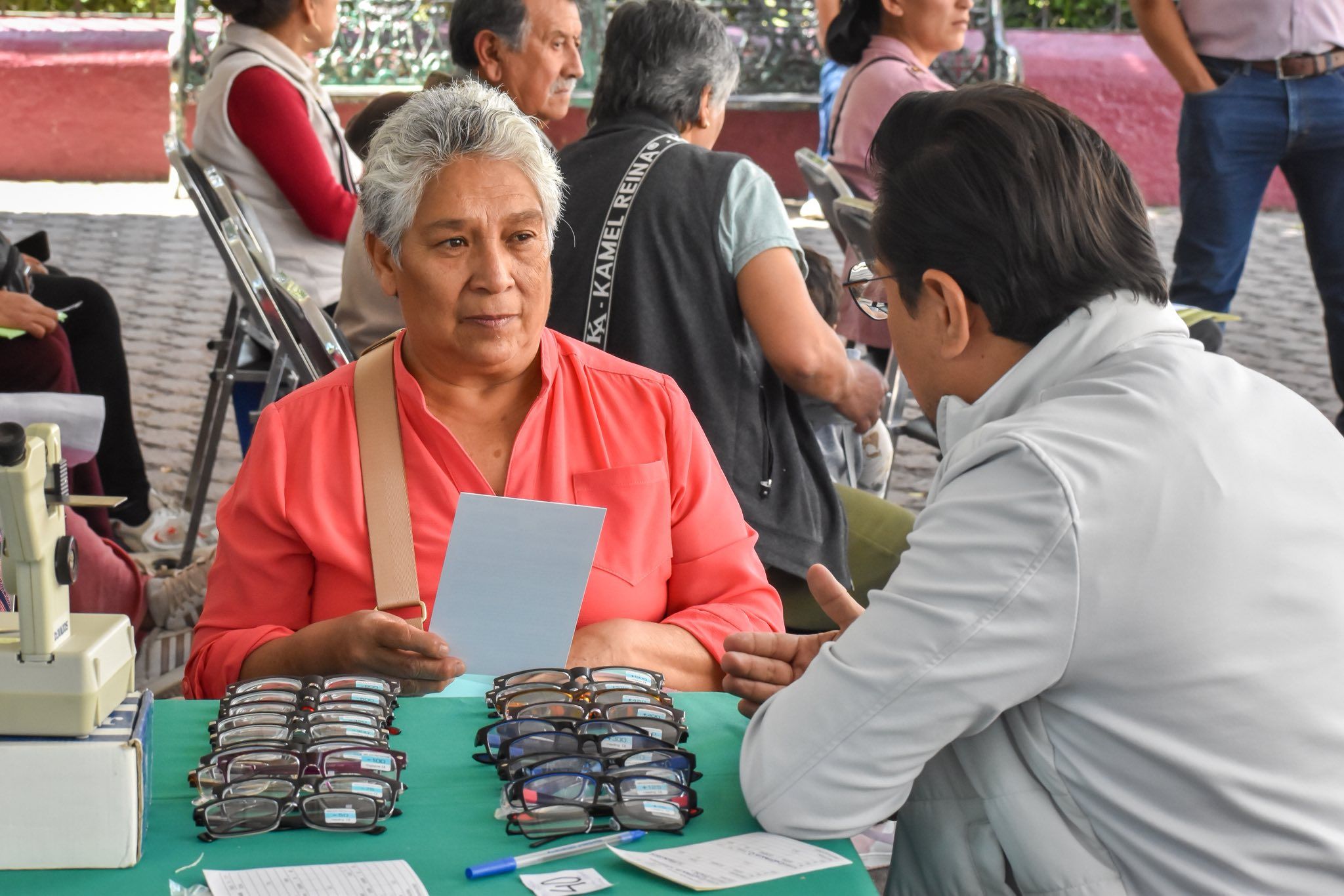 Realizan jornada de exámenes visuales gratuitos en beneficio de la población de Apan 