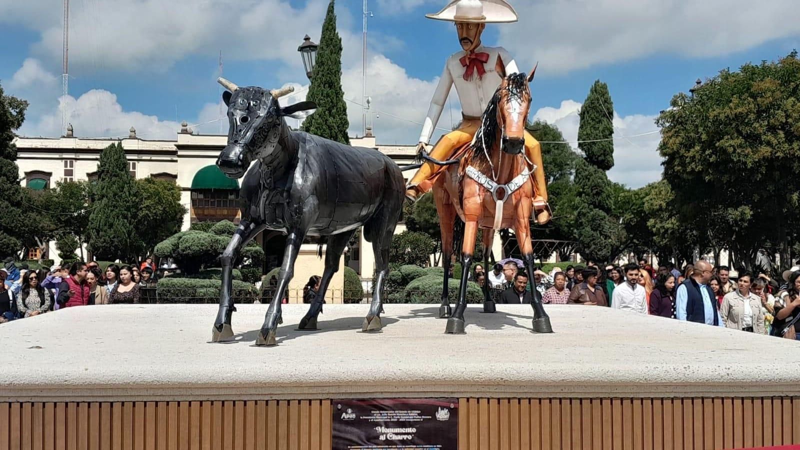 ESCULTURA “COLEADA CHARRA” - imagen 1